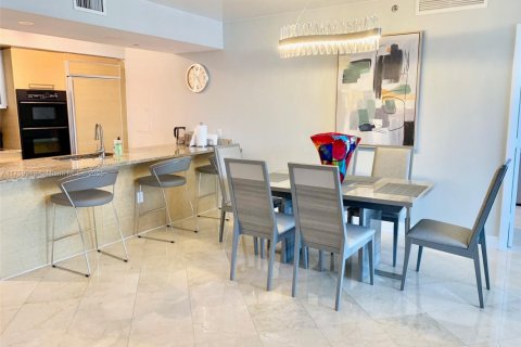 Condo in Hallandale Beach, Florida, 3 bedrooms  № 1960487 - photo 17