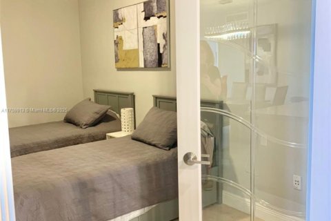 Condo in Hallandale Beach, Florida, 3 bedrooms  № 1960487 - photo 27