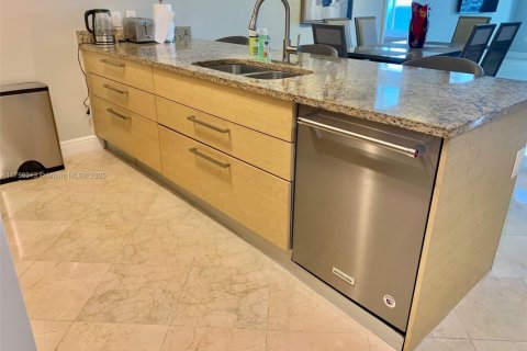 Condo in Hallandale Beach, Florida, 3 bedrooms  № 1960487 - photo 16