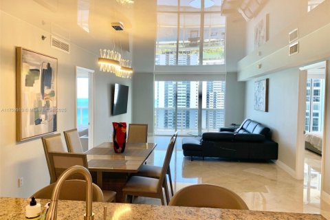 Condo in Hallandale Beach, Florida, 3 bedrooms  № 1960487 - photo 18