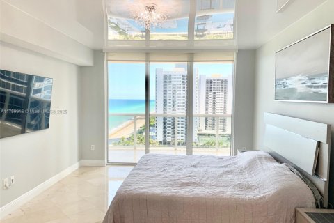 Condo in Hallandale Beach, Florida, 3 bedrooms  № 1960487 - photo 19