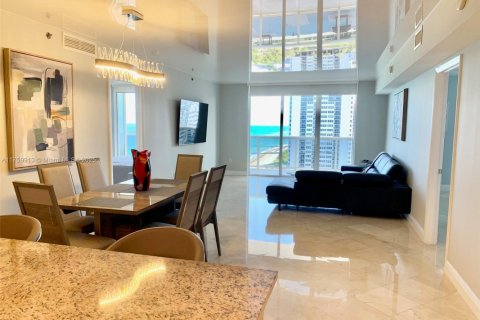 Condo in Hallandale Beach, Florida, 3 bedrooms  № 1960487 - photo 1