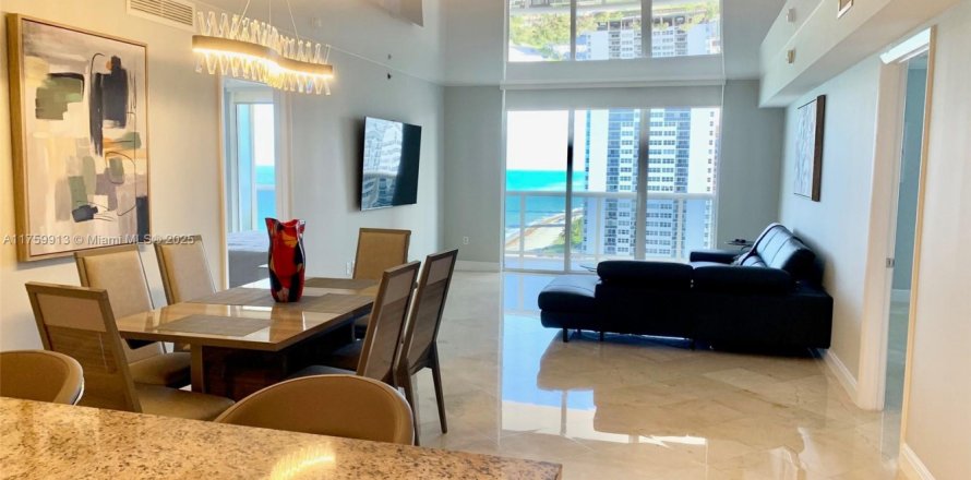 Condo in Hallandale Beach, Florida, 3 bedrooms  № 1960487