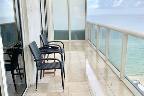 Condo in Hallandale Beach, Florida, 3 bedrooms  № 1960487 - photo 4