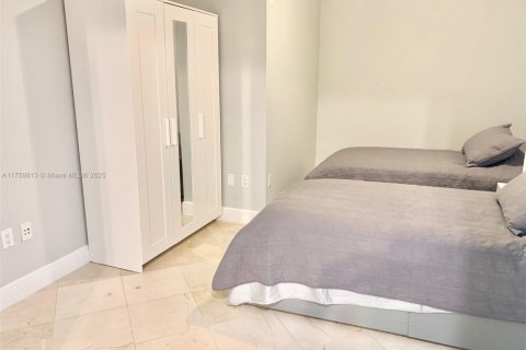 Condo in Hallandale Beach, Florida, 3 bedrooms  № 1960487 - photo 29