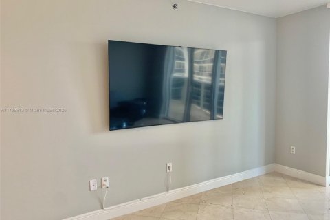 Condo in Hallandale Beach, Florida, 3 bedrooms  № 1960487 - photo 9