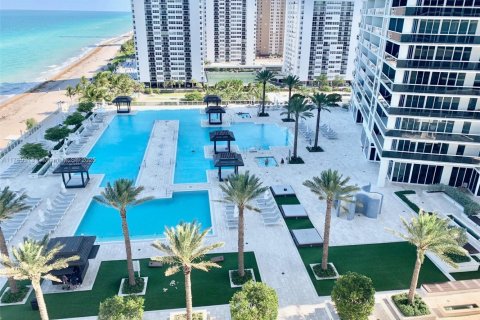 Condo in Hallandale Beach, Florida, 3 bedrooms  № 1960487 - photo 3