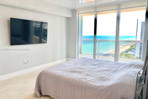 Condo in Hallandale Beach, Florida, 3 bedrooms  № 1960487 - photo 20