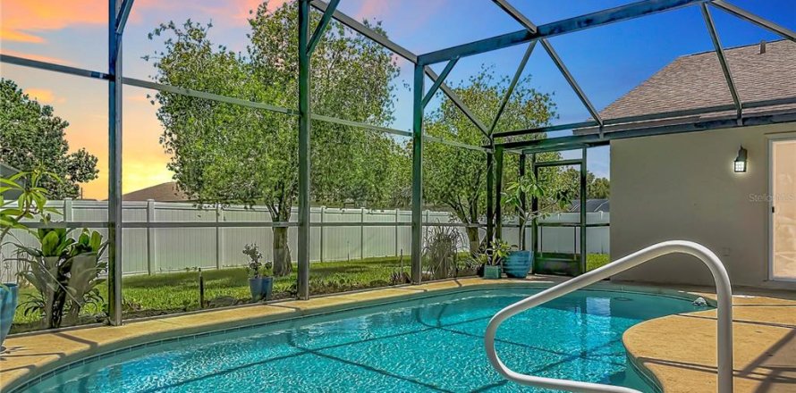 House in Orlando, Florida 4 bedrooms, 178.56 sq.m. № 2220418
