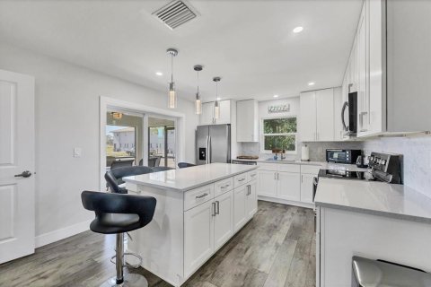 Propiedad comercial en venta en North Port, Florida, 4 dormitorios, 214.79 m2 № 2096359 - foto 11