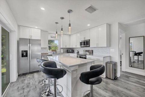 Propiedad comercial en venta en North Port, Florida, 4 dormitorios, 214.79 m2 № 2096359 - foto 10