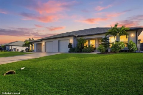 Propiedad comercial en venta en North Port, Florida, 4 dormitorios, 214.79 m2 № 2096359 - foto 2