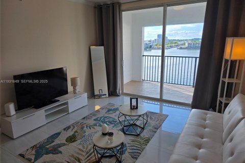 Снять в аренду кондоминиум в Санни-Айлс-Бич, Флорида 2 спальни, 103.68м2, № 1990533 - фото 2