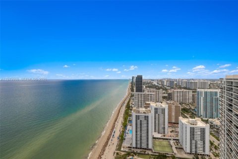 Copropriété à louer à Hallandale Beach, Floride: 2 chambres, 191.84 m2 № 2046009 - photo 4