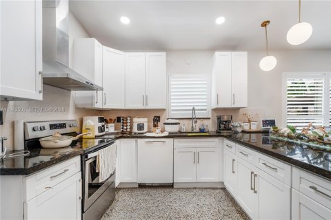 Casa en venta en North Miami Beach, Florida, 4 dormitorios, 140.75 m2 № 2000355 - foto 3