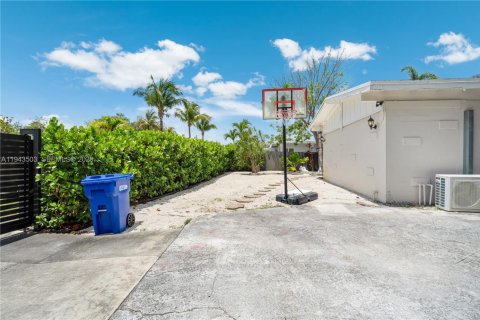 Casa en venta en North Miami Beach, Florida, 4 dormitorios, 140.75 m2 № 2000355 - foto 30