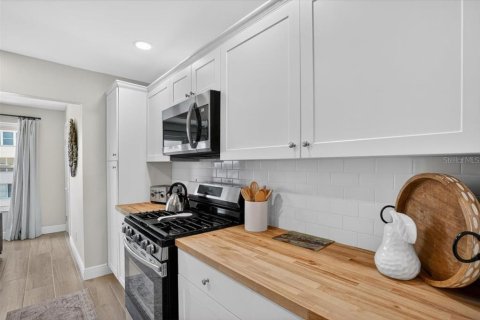 Condo in Gulfport, Florida, 2 bedrooms № 2202593 - photo 10