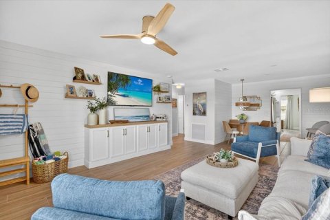 Condo in Gulfport, Florida, 2 bedrooms № 2202593 - photo 2