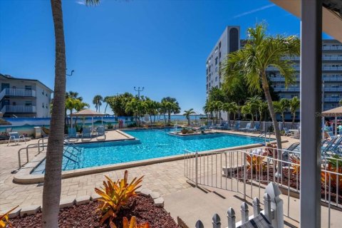 Condo in Gulfport, Florida, 2 bedrooms № 2202593 - photo 21
