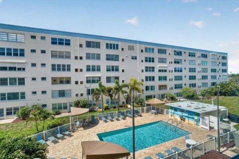 Condo in Gulfport, Florida, 2 bedrooms № 2202593 - photo 20