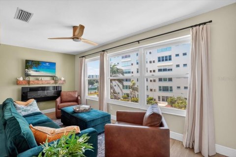 Condo in Gulfport, Florida, 2 bedrooms № 2202593 - photo 13