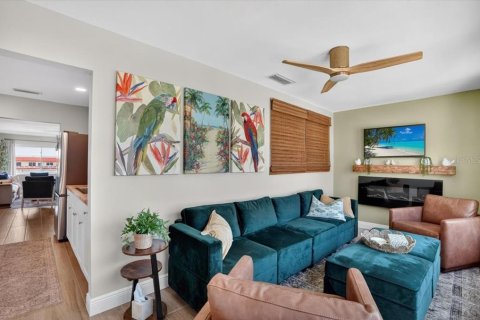 Condo in Gulfport, Florida, 2 bedrooms № 2202593 - photo 12