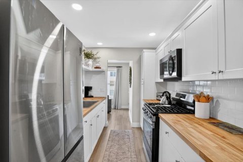 Condo in Gulfport, Florida, 2 bedrooms № 2202593 - photo 9