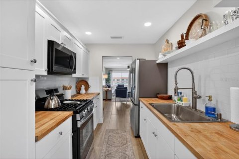 Condo in Gulfport, Florida, 2 bedrooms № 2202593 - photo 8