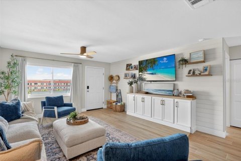 Condo in Gulfport, Florida, 2 bedrooms № 2202593 - photo 3