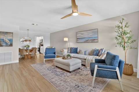 Condo in Gulfport, Florida, 2 bedrooms № 2202593 - photo 5