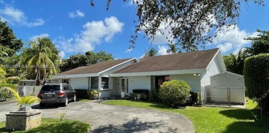 House in South Miami, Florida 4 bedrooms, 213.68 sq.m. № 1788677