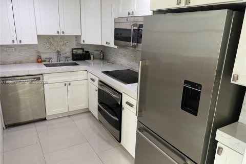 Apartamento en alquiler en Miami Beach, Florida, 2 dormitorios, 78.04 m2 № 2026123 - foto 3