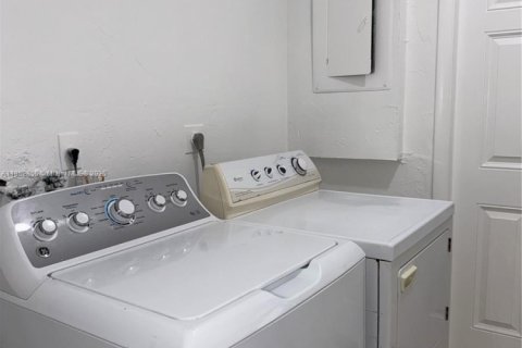 Снять в аренду виллу или дом в Майами, Флорида 2 спальни, 111.48м2, № 1883806 - фото 19