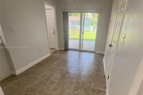 Снять в аренду виллу или дом в Майами, Флорида 2 спальни, 111.48м2, № 1883806 - фото 6