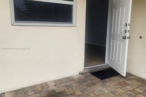 Снять в аренду виллу или дом в Майами, Флорида 2 спальни, 111.48м2, № 1883806 - фото 2