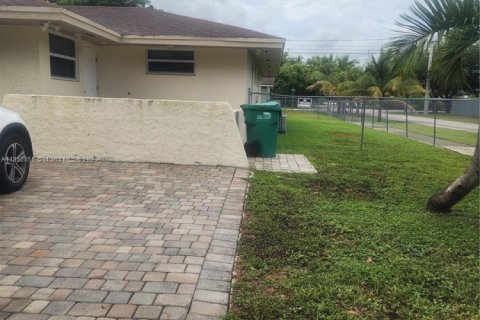 Снять в аренду виллу или дом в Майами, Флорида 2 спальни, 111.48м2, № 1883806 - фото 3