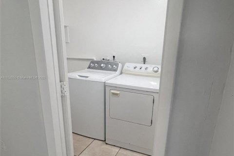 Снять в аренду виллу или дом в Майами, Флорида 2 спальни, 111.48м2, № 1883806 - фото 7