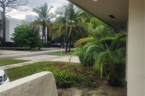 Снять в аренду виллу или дом в Майами, Флорида 2 спальни, 111.48м2, № 1883806 - фото 1