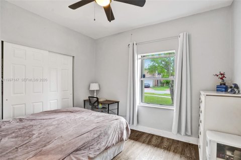 House in Pembroke Pines, Florida 3 bedrooms, 137.77 sq.m. № 2059216 - photo 17