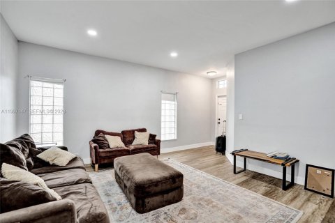 House in Pembroke Pines, Florida 3 bedrooms, 137.77 sq.m. № 2059216 - photo 13