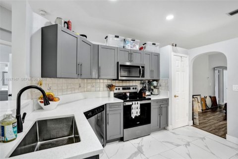 House in Pembroke Pines, Florida 3 bedrooms, 137.77 sq.m. № 2059216 - photo 6