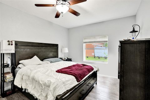 House in Pembroke Pines, Florida 3 bedrooms, 137.77 sq.m. № 2059216 - photo 15