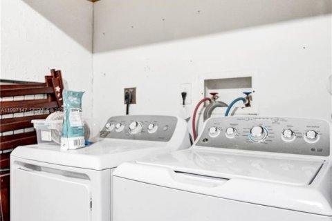 House in Pembroke Pines, Florida 3 bedrooms, 137.77 sq.m. № 2059216 - photo 22