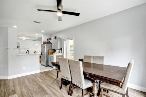 House in Pembroke Pines, Florida 3 bedrooms, 137.77 sq.m. № 2059216 - photo 9