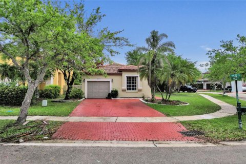 House in Pembroke Pines, Florida 3 bedrooms, 137.77 sq.m. № 2059216 - photo 1