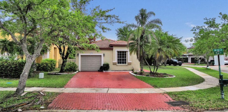 House in Pembroke Pines, Florida 3 bedrooms, 137.77 sq.m. № 2059216