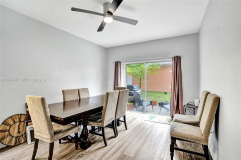 House in Pembroke Pines, Florida 3 bedrooms, 137.77 sq.m. № 2059216 - photo 8