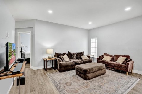 House in Pembroke Pines, Florida 3 bedrooms, 137.77 sq.m. № 2059216 - photo 12