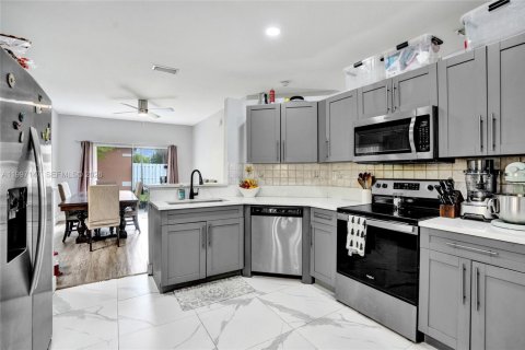 House in Pembroke Pines, Florida 3 bedrooms, 137.77 sq.m. № 2059216 - photo 5