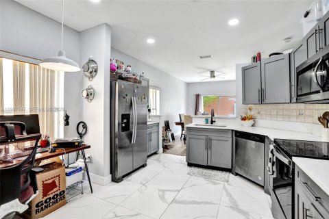 House in Pembroke Pines, Florida 3 bedrooms, 137.77 sq.m. № 2059216 - photo 3